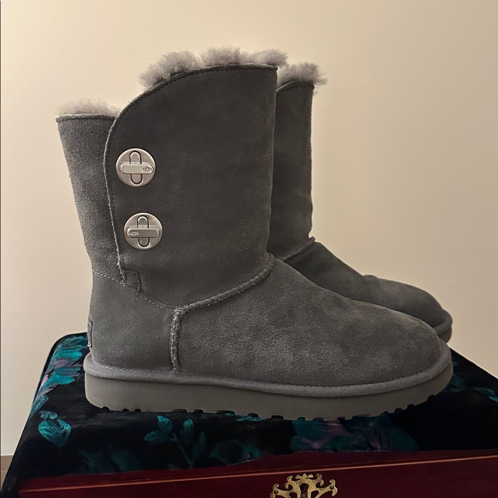 EUC UGG Classic Short Turn Lock Boots Grey Suede Shearling Sheepskin Wm 7 - Picture 3 of 16